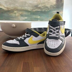 Nike Court Borough Low 2 SE (GS) DO6689-100 - Youth Size 1.5Y